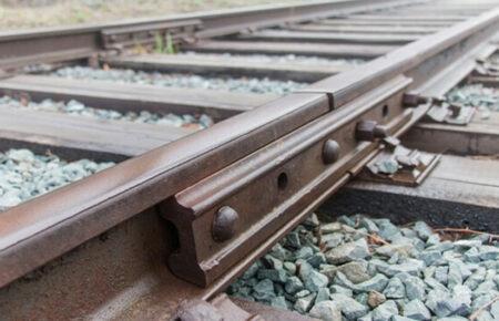 На залізничній станції Жмеринка зійшли з рейок вагон і секція електровоза