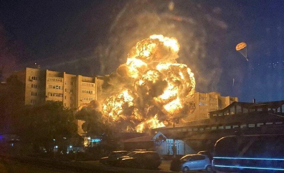 У російському Єйську військовий літак впав на житловий будинок (відео)