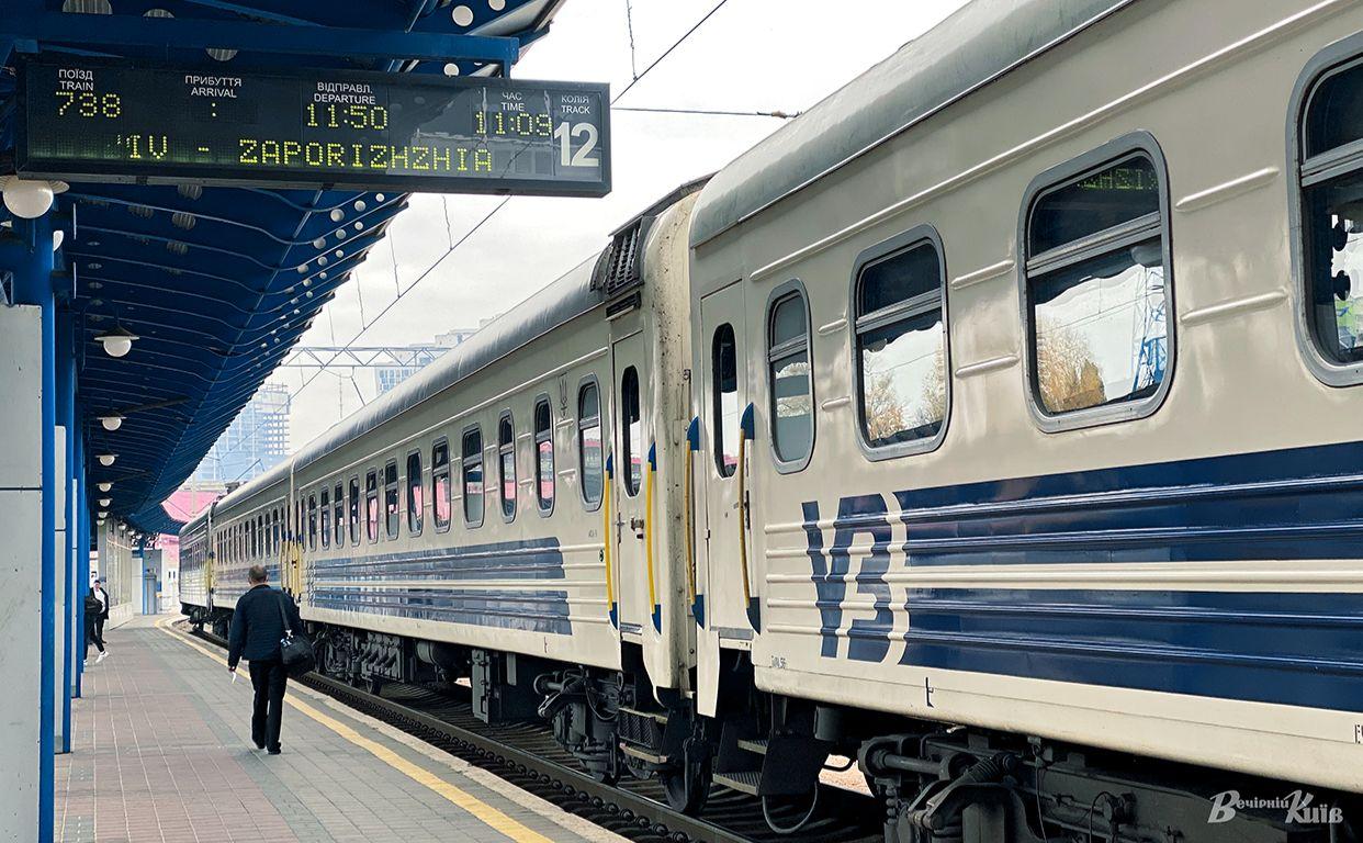 УЗ повідомила про затримку деяких потягів через знеструмлення внаслідок обстрілів