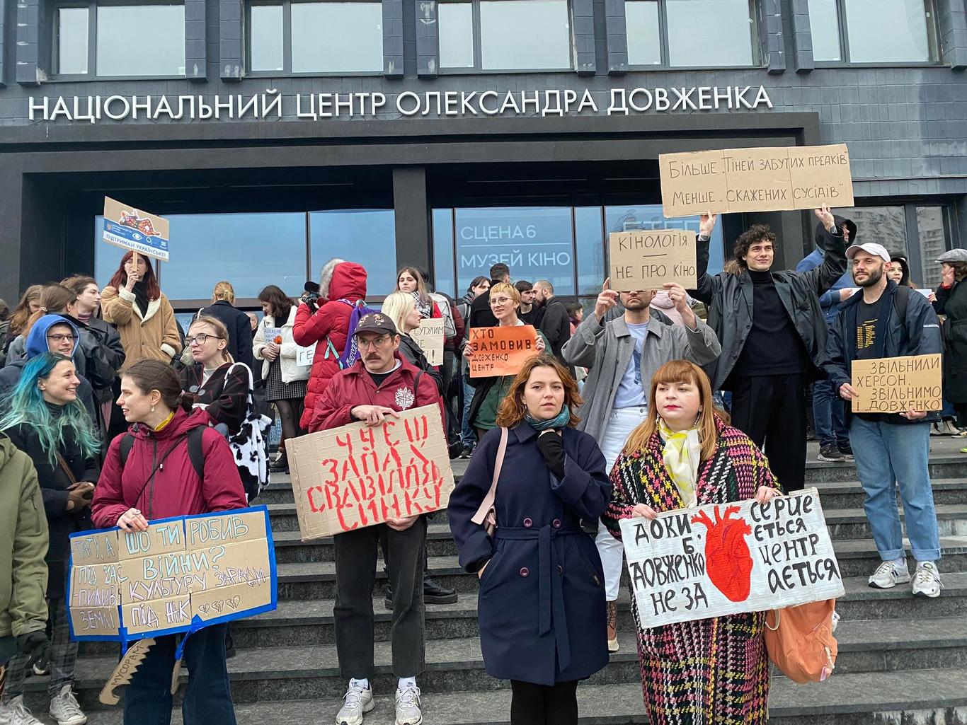 Акція на підтримку Довженко-Центру: людей відтіснила поліція «через невідомий предмет під авто»