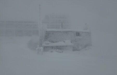 Рятувальники показали, як сніжить на горі Піп Іван і закликали утриматися від виходу у високогір'я