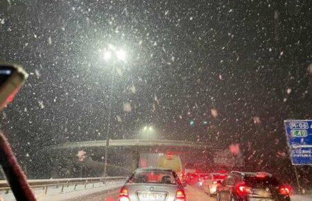 На трасах з Києва до Чопа та Ягодина заборонили рух вантажівок: які ділянки