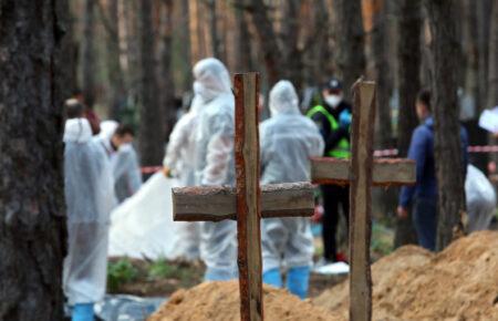 У поліції розповіли, скільки тіл убитих цивільних і військових ексгумували на деокупованій Харківщині