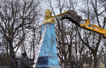 Дерусифікація Одещини: в Ананьєві демонтували погруддя Пушкіна (ФОТО)