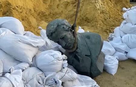 У Харкові знесли погруддя Пушкіна (ВІДЕО)