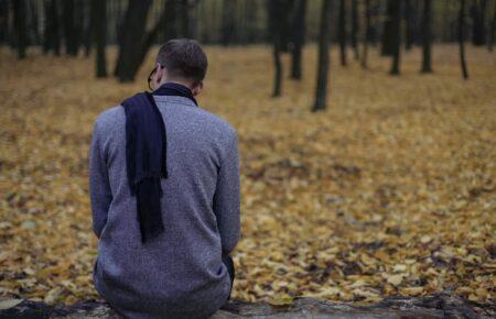 Думки про самогубство, байдужість, втрата апетиту та сну: що потрібно знати про сезонну депресію
