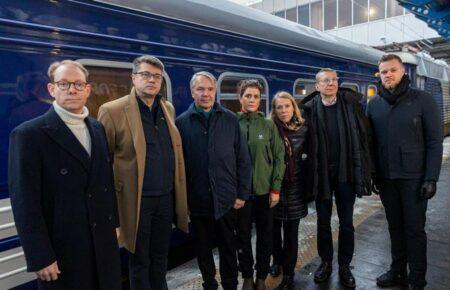 Глави МЗС семи країн прибули до Києва