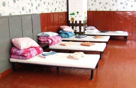 Близько 250 тисяч українців, які є переселенцями, досі живуть у школах, дитсадках, спортзалах — аналітикиня