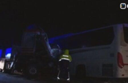 В Латвии автобус с украинскими военными попал в ДТП: есть погибшие и раненые
