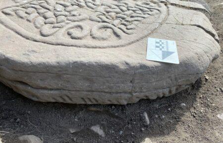 Археологи нашли в Шотландии пиктский камень возрастом 1500 лет с таинственной надписью