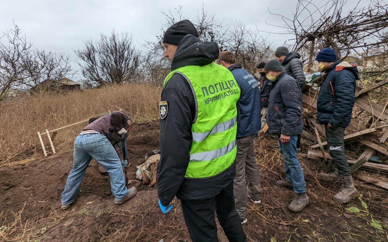 На Херсонщині ексгумували тіла 7 мирних жителів, яких розстріляли російські окупанти