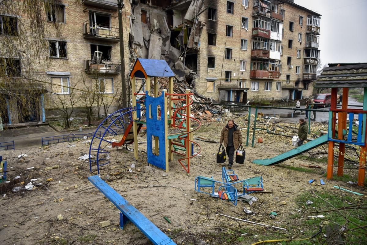 Які проблеми треба вирішити для більш ефективного розслідування воєнних злочинів?