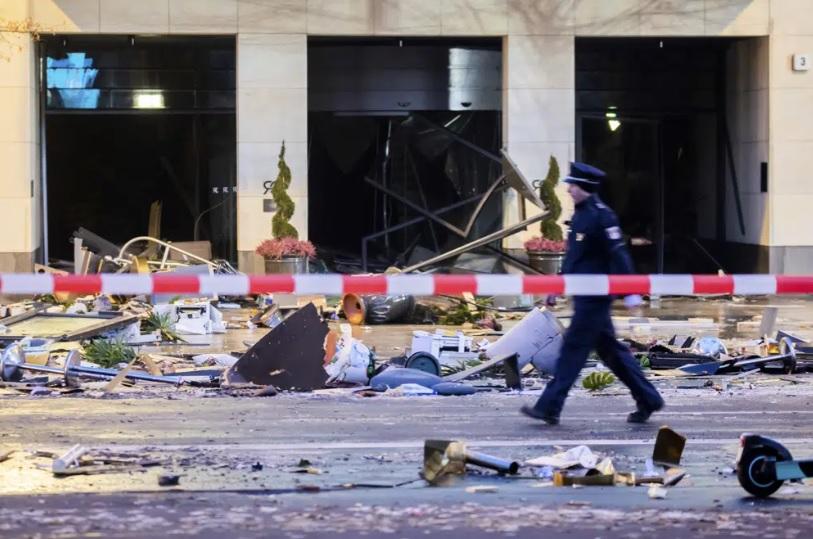 У Берліні розбився гігантський акваріум, хвиля виплеснулася на вулицю, загинуло до 1500 тропічних риб (ВІДЕО)