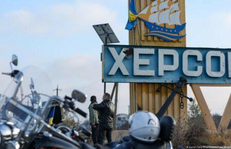 Зранку окупанти обстрілюють Херсон, загинув чоловік