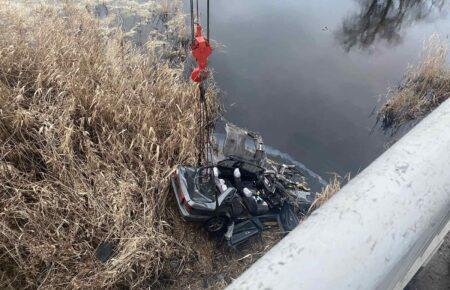 На Миколаївщині авто злетіло з моста у річку, загинули двоє дітей та троє дорослих