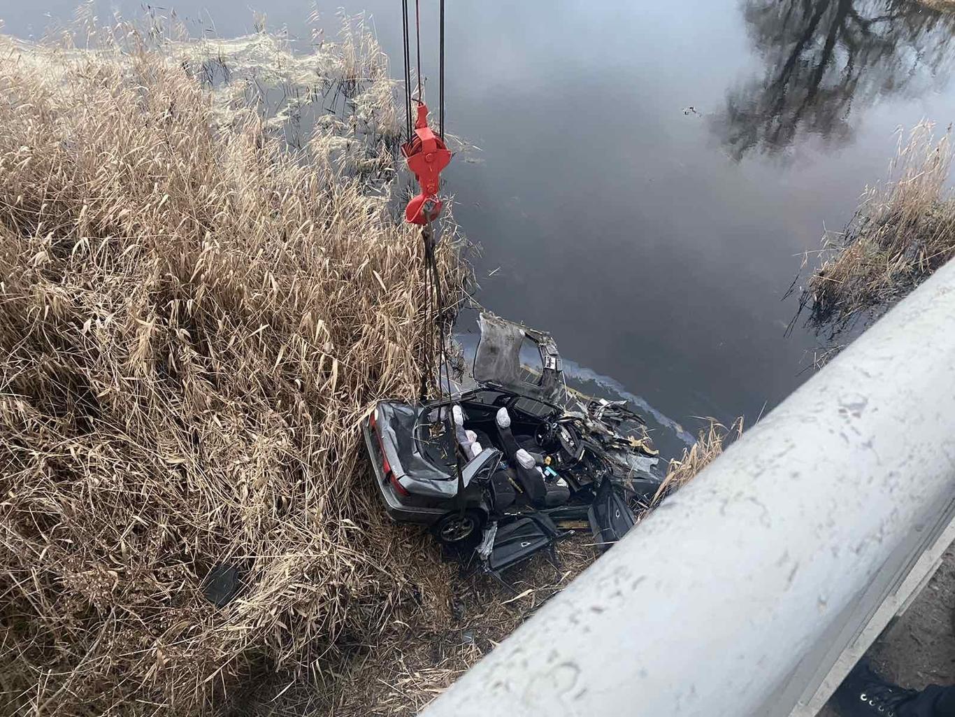 На Миколаївщині авто злетіло з моста у річку, загинули двоє дітей та троє дорослих