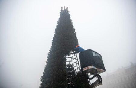 На Софійській площі почали прикрашати «ялинку незламності»