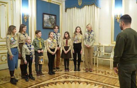 Пластуни передали Зеленському Вифлеємський вогонь