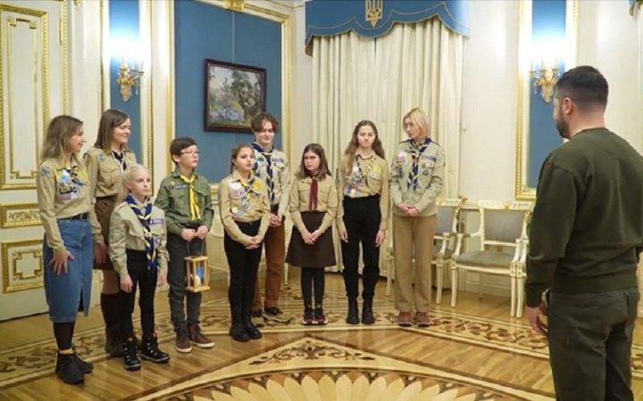 Пластуни передали Зеленському Вифлеємський вогонь