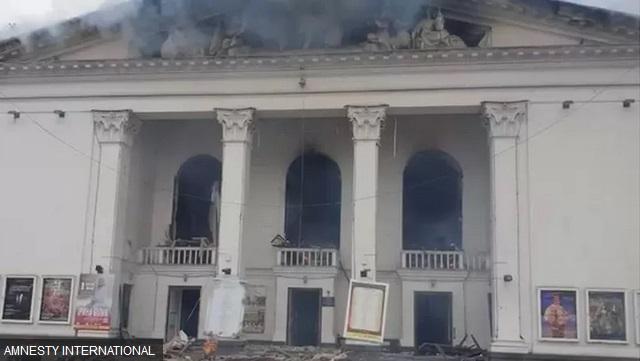 Росіяни продовжують зносити Драмтеатр у Маріуполі, де загинули сотні людей (ВІДЕО)