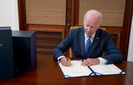 Многомиллиардная помощь для Украины: Байден подписал госбюджет США