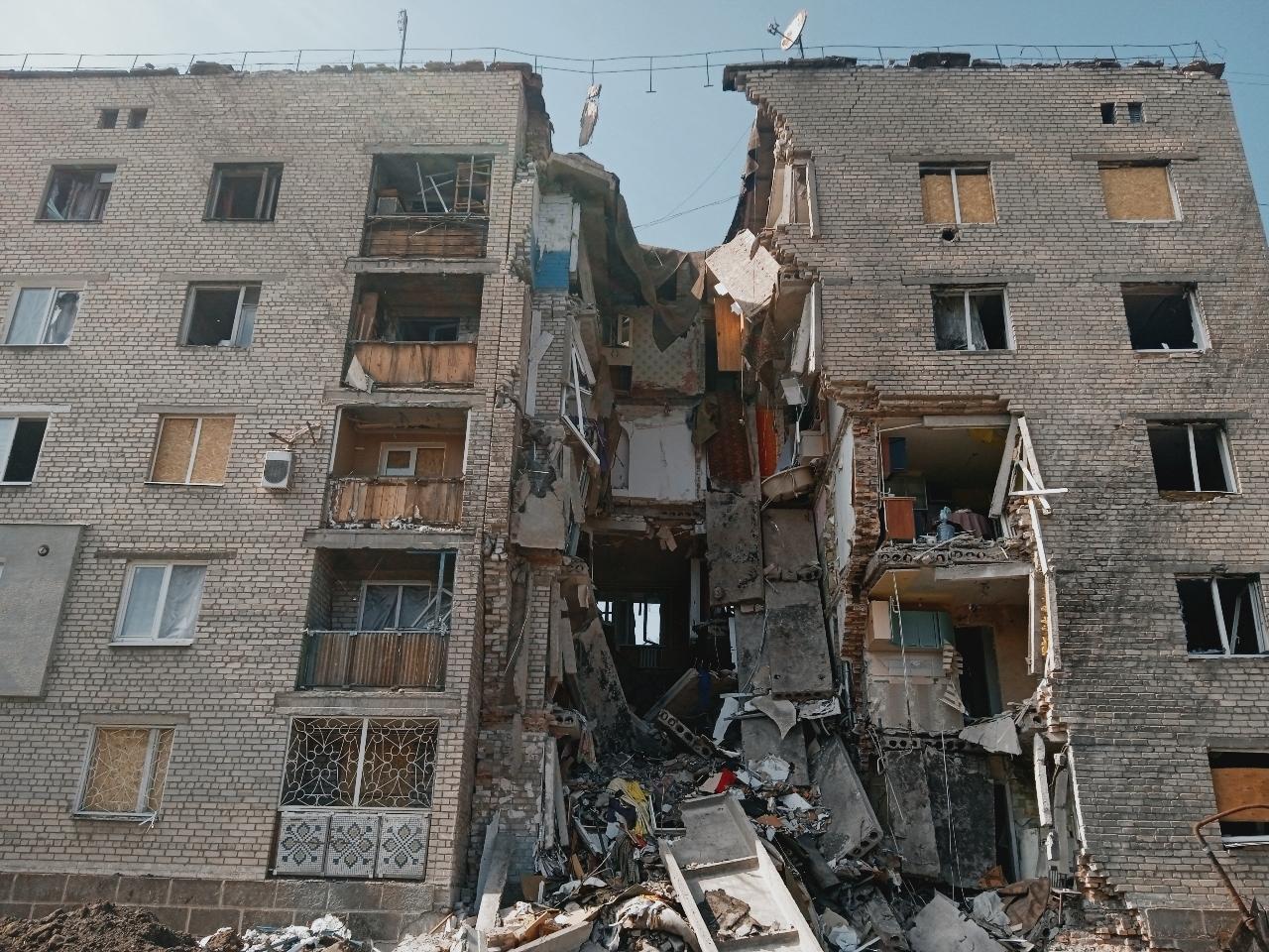 У Бахмуті щодня пожежі, рятувальники понад чотири місяці не мають ротації — кореспондентка