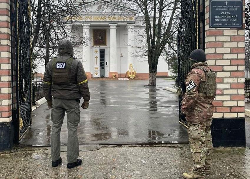 Обшуки в УПЦ МП на Київщині та Херсонщині: підозрілі особи, рушниця, золотий герб РФ (ФОТО)