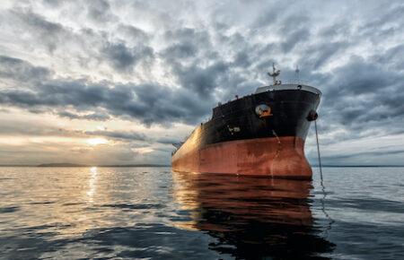 Для обходу санкцій РФ використовує танкери, які планували здати на металобрухт — Bloomberg