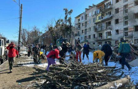 Люди приносили скло зі своїх теплиць для встановлення вікон у драматичному театрі: журналістка про відновлення Харкова