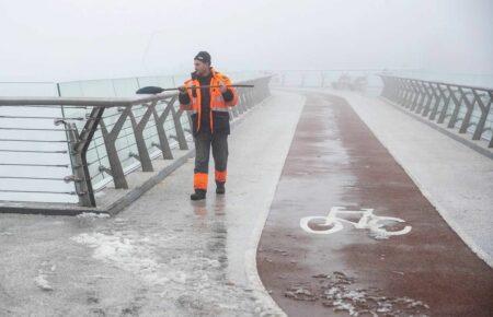У Києві після ремонту відкрили «скляний міст», біля якого влучила ракета
