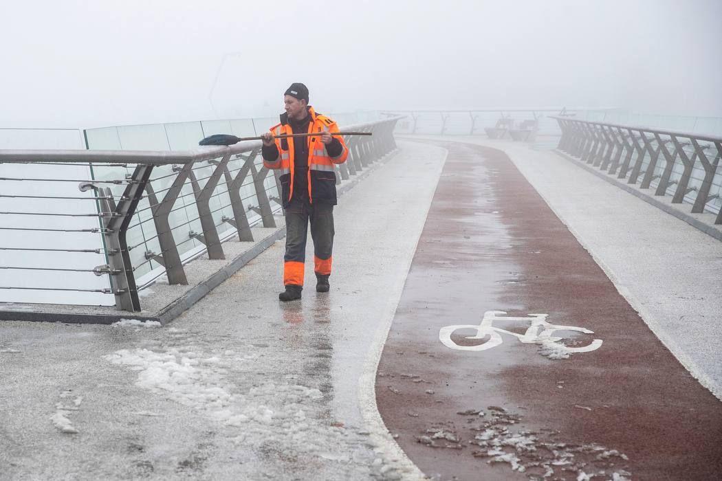 У Києві після ремонту відкрили «скляний міст», біля якого влучила ракета