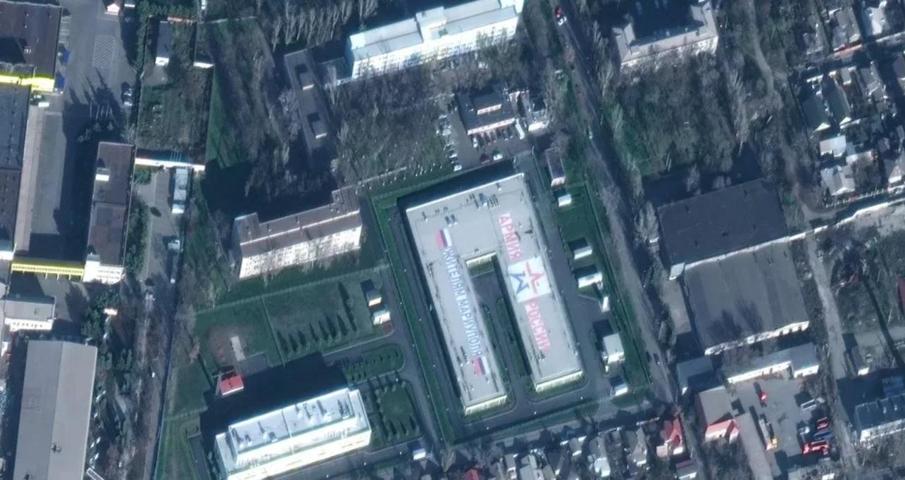 Maxar опублікував знімок військової бази росіян у центрі окупованого Маріуполя
