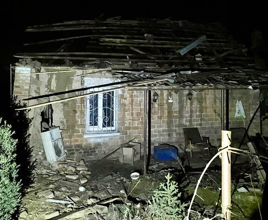 Окупанти вночі обстріляли житлові квартали Нікополя і Марганця з важкої артилерії (ФОТО)