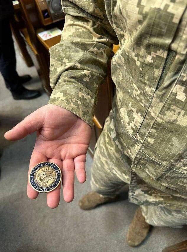 Зеленський вручив командиру батареї HIMARS відзнаку від президента США Байдена