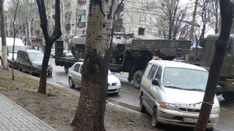 У Маріуполі спостерігають посилене переміщення ворожої техніки до Запоріжжя