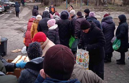 В окупованому Маріуполі люди з ранку займають черги за гарячою їжею