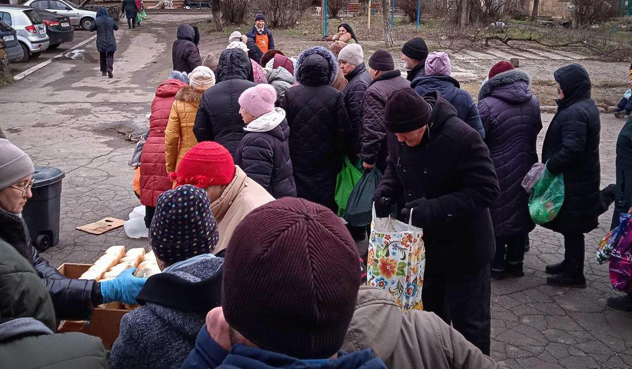 В окупованому Маріуполі люди з ранку займають черги за гарячою їжею