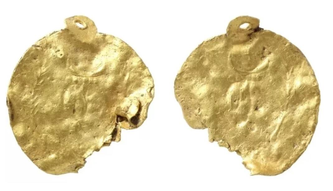 В Англії чоловік знайшов на полі золоті сережки епохи Римської імперії