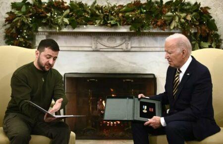 Зеленський передав Байдену особисту нагороду від українського командира батареї HIMARS (ВІДЕО)