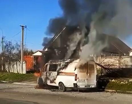 Під Херсоном російські окупанти обстріляли машину ремонтної бригади