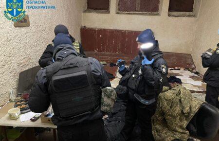 У катівні в Херсоні знайшли «знаряддя» тортур (ФОТО)