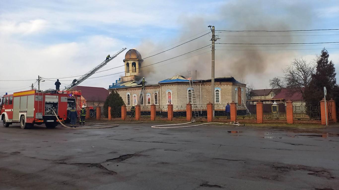 У селі під Києвом горить церква ПЦУ (ФОТО, ВІДЕО)