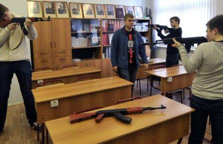 Росія мілітаризує освіту, щоб створити асоціації з радянським союзом — розвідка Британії