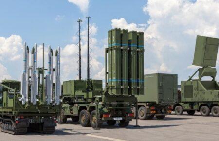 Німеччина передала Україні ракети для ППО IRIS-T, вантажівки та пікапи