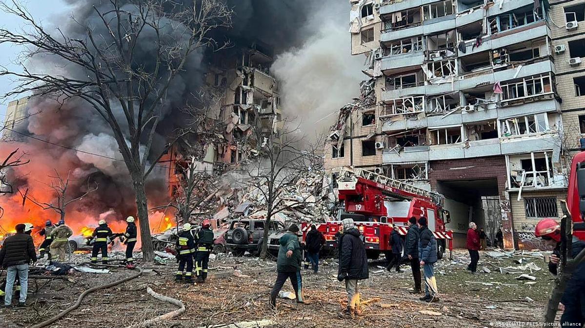 20 человек погибли в результате ракетного удара по жилому дому в Днепре