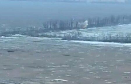 Українські бійці показали, як з танка знищують бліндаж та загородження росіян