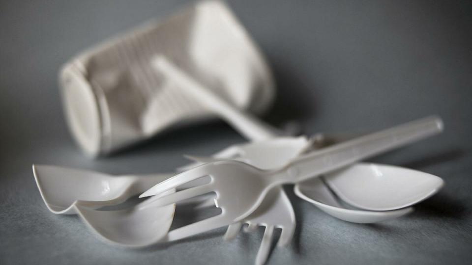 В Англії заборонять одноразовий пластиковий посуд та прибори