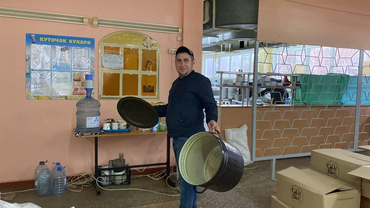 «Всім допомагаємо»: харків’яни показали, як готують обіди для переселенців і мешканців міста