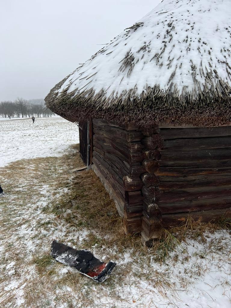 Уламки збитої ракети впали на територію музею у селищі Пирогів