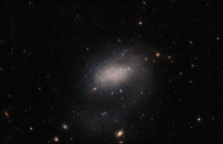 Космический телескоп Hubble сфотографировал неправильную галактику в созвездии Девы